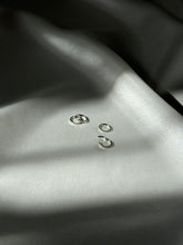 Cargar imagen en el visor de la galería, Mini arracadas zirconias