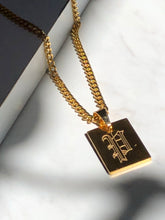 Cargar imagen en el visor de la galería, Collar inicial gótica personalizado