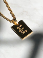 Cargar imagen en el visor de la galería, Collar inicial gótica personalizado