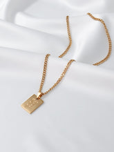 Cargar imagen en el visor de la galería, Collar inicial gótica personalizado